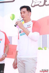 组图：准爸爸陈豪看书学照顾宝宝 向好友取经