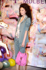 幻灯图集：乐基儿熊黛林等名模为服饰发布会走秀