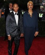 组图：女星真空险跌倒 胸前失守疑遭保安揩油