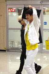 组图：SHINee温流泰民机场时尚主打自然风