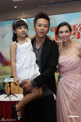 组图：邓超“奶爸”做上瘾与“女儿”又亲又抱