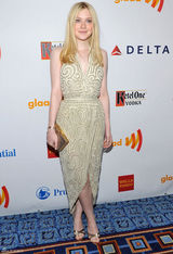 高清组图：达科塔-范宁V领长裙亮相身材窈窕