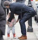 组图：小七披发踩红靴抢镜 贝帅抱女儿父爱十足