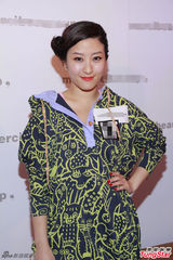 组图：刘心悠亮相时装发布会娇俏可爱