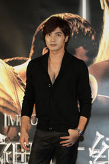 组图：性感型男贺军翔露胸肌 自曝期中考得满分