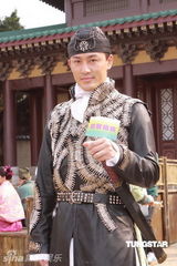 幻灯图：容祖儿新片造型搞怪 与阿Sa(蔡卓妍)亲热如姐妹花