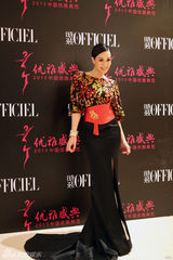 姚晨露背装秀性感 范冰冰否认收婚戒称自备(图)