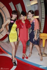 组图：蒙嘉慧为节目录影 与郑伊健共识不生小孩