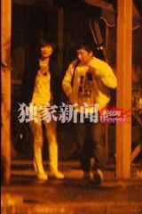 组图：李宇春深夜携白衣男进餐同返公寓