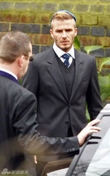 幻灯图集：贝克汉姆爷爷去世 辣妹葬礼上神似周星驰