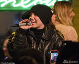 组图：麦莉-塞勒斯夜店High爆 比中指兴奋过头