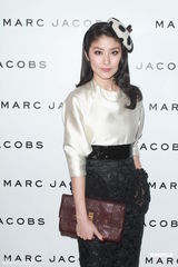 组图：众星出席时装展 陈慧琳小腹平坦不似怀孕