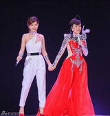 组图：51岁江蕙台上脱裙 露肉色内裤引骚动