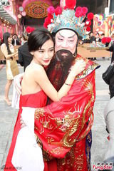 组图：Angelababy优雅亮相 火红长裙性感喜庆