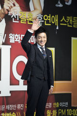 独家高清：少女时代允儿宣传新剧清纯甜笑醉人