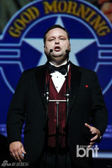 组图：众星捧场爱庭院艺术节 Raina担任主持