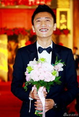 组图：快女唐笑与富商男友大婚 新人玩热辣游戏