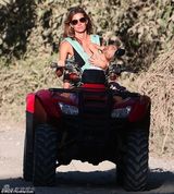 组图：邦辰抱小奶娃单手开车 未戴头盔不顾安全