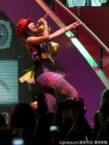 组图：麻辣鸡个唱粉丝强行上台 与保镖激烈扭打