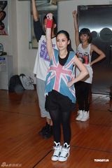 组图：Twins为演唱会彩排 表演嘉宾Boyz助阵