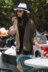 幻灯图集：Maggie Q洛杉矶和外籍男友恩爱买菜