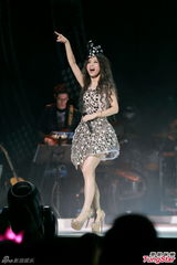 组图：S.H.E合体香港开唱 Selina感触落泪