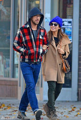 组图：瑞恩-高斯林与女友门德斯惬意散步