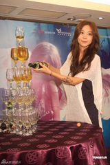 组图：陈绮贞演唱会加场顺利落幕 开香槟庆功