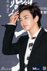 组图：李秉宪韩孝珠等亮相《光海》红毯秀