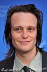 《除了我们还有谁》发布会 男星迪赫英伦范十足