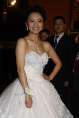 高清图：罗海琼费麒携手入会场 新娘大方秀婚纱造型