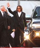 高清图：约翰尼-德普帅气现身 潇洒不羁引粉丝骚动 