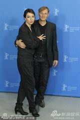 《我最好的敌人》发布会 女星斯特劳斯获乔治护花