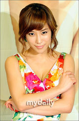 组图：韩星赵夏朗中国拍写真 性感艳丽出席记者会