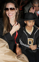 幻灯图集：皮特朱莉看球激吻 力破不和传闻