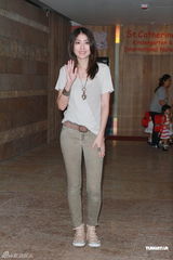 组图：陈慧琳潮装打扮接大儿子放学