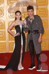 组图：徐子珊穿黑白长裙携手黄宗泽进场