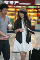 幻灯图：陈紫函机场高调秀美腿 当众点钞“不差钱”