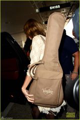 组图：泰勒白色蕾丝裙淑女风 黑丝性感秀美腿