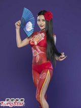 组图：许颖半裸画人体彩绘宣传动画电影