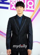 组图：《我结》新情侣亮相 泰民缺席娜恩抱纸板