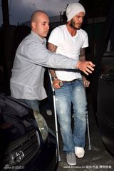 幻灯图集：贝克汉姆拄双拐携儿子外出吃牛排