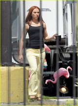 组图：斯嘉丽红发干练现身《美国队长2》片场