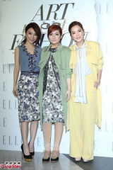 组图：S.H.E合体亮相时尚展靓丽动人