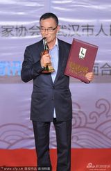 组图：金鸡百花颁奖后台 得奖者分享喜悦