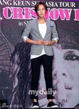 组图：张根硕将亚洲巡演 出席活动献飞吻