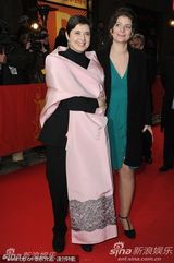 《大器晚成》首映 伊莎贝拉获电影节主席扶肩支持