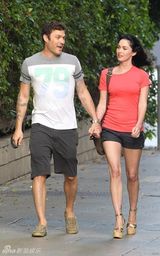 组图：梅根福克斯红装娇艳 和老公亲密牵手出行