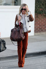 组图：阿什丽-提斯黛尔街拍 灯芯绒长裤搭外套