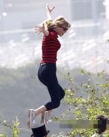 组图：泰勒拍新歌MV玩蹦床跳 热裤秀白皙美腿